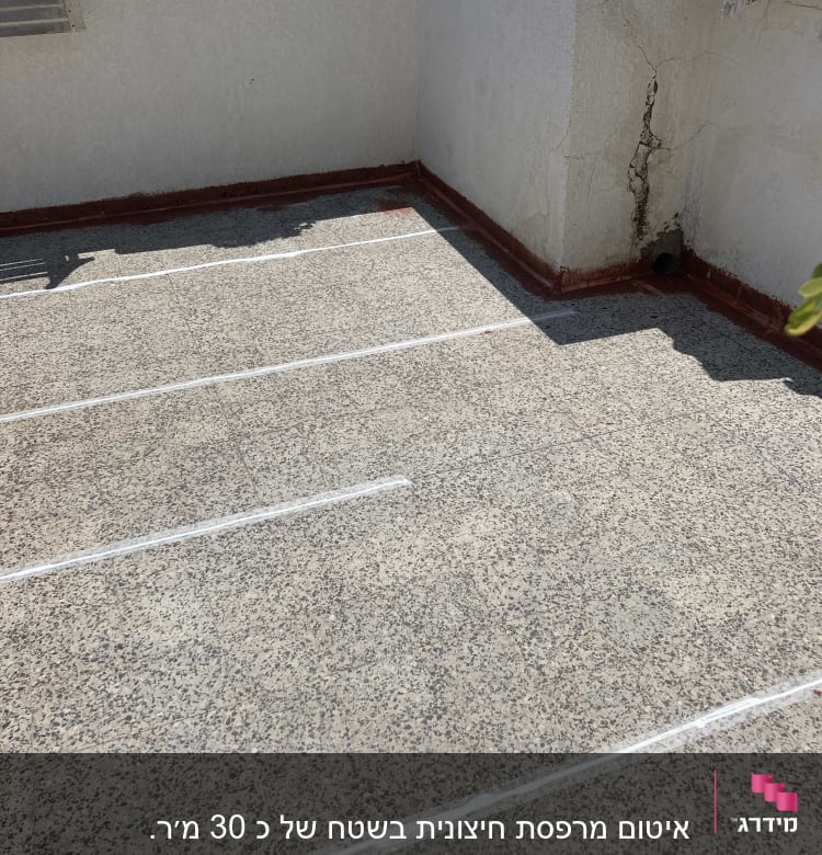 קווים לבנים של חומר איטום על רצפת מרפסת